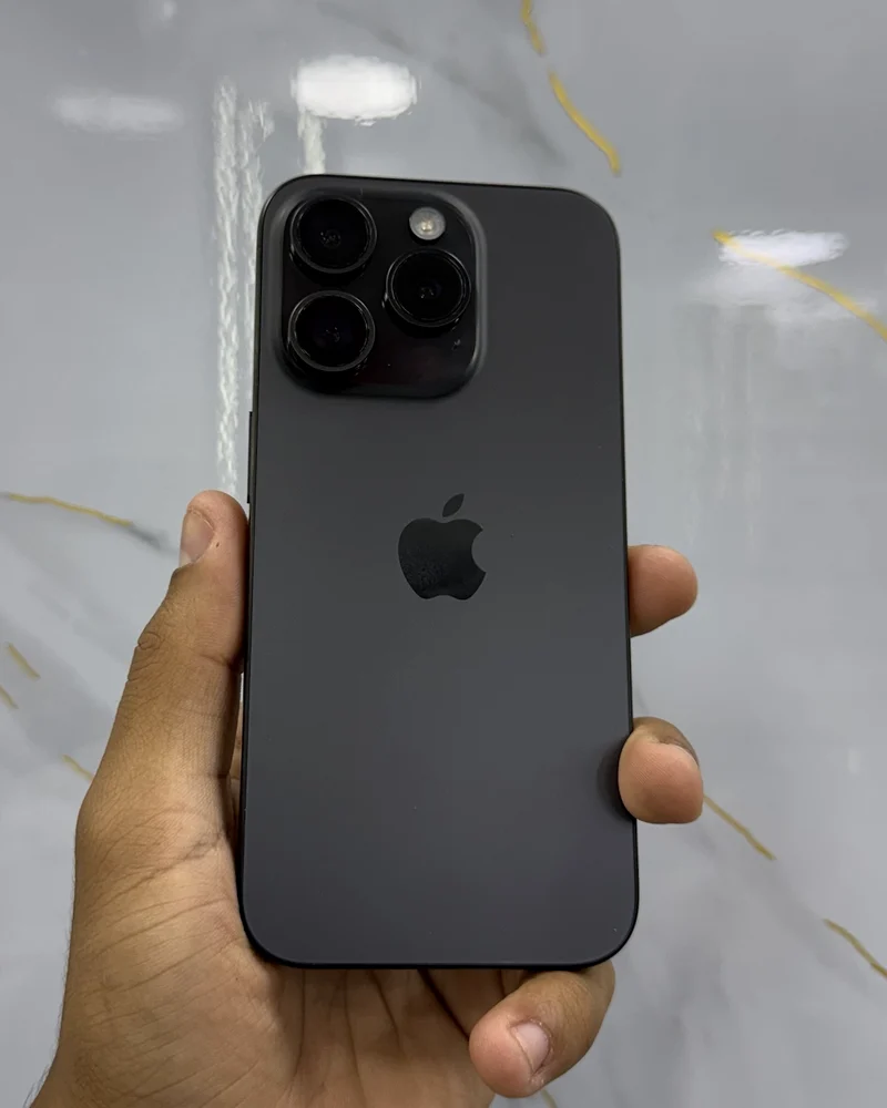 iPhone 15 Pro Max titanio negro, foto real del equipo